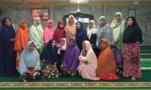 Sosialisasi keuangan syariah solusi ekonomi umat bersama majelis taklim masjid al iman kel. Tangkerang barat Pekanbaru