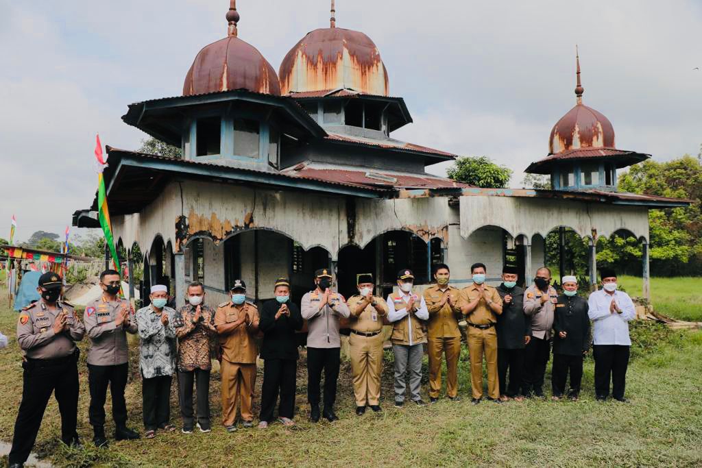 Kapolda Riau Inisiasi Renovasi Masjid Tua, Bersama Tokoh Masyarakat Letakkan Batu Pertama Pembangunan