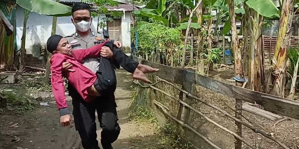 Keluarga Tak Punya Biaya, Polisi di Inhu Bopong Remaja Lumpuh  ke Rumah Sakit