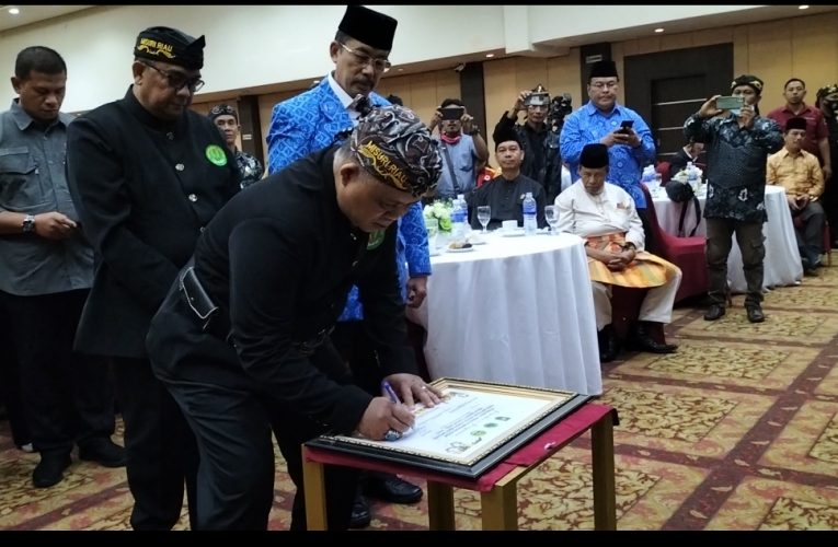 Wagubri Riau Resmi Melantik Eyang Surahmat Ketua DPP Mitra Sunda Riau Periode 2022 – 2027